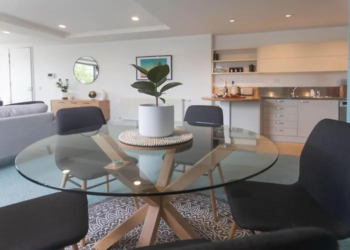 Lakeside Loft Apartment *