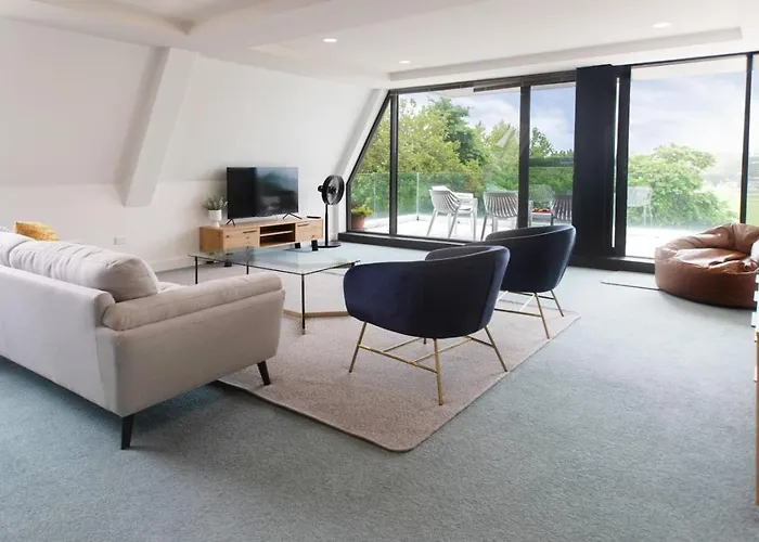 Lakeside Loft Apartment *